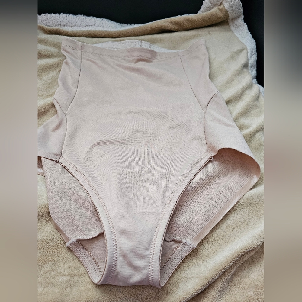 Underscore Shapewear High Waisted Tummy Control Briefs. Size Medium.